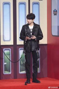 记者爆料明星恋情视频,甜蜜瞬间被记者捕捉，恋情细节引发热议